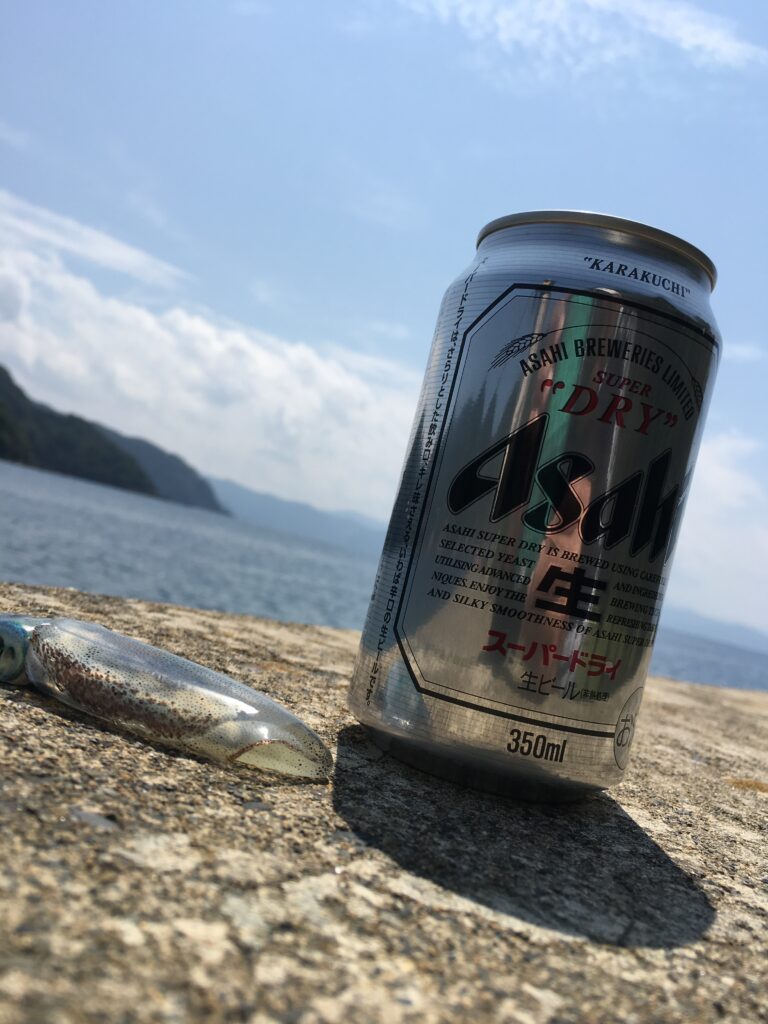 釣れたアオリイカとビール